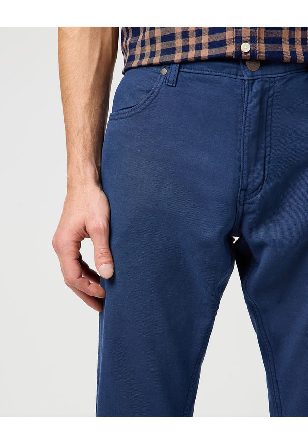 Wrangler - WRANGLER MĘSKIE SPODNIE MATERIAŁOWE WRANGLER GREENSBORO NAVY 112362441. Materiał: materiał