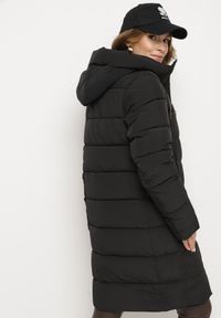 Born2be - Czarna Pikowana Kurtka z Kapturem i Wysokim Kołnierzem Avalentura. Okazja: na spacer, na co dzień. Typ kołnierza: kaptur. Kolor: czarny. Materiał: jeans. Sezon: zima. Styl: casual, klasyczny #6