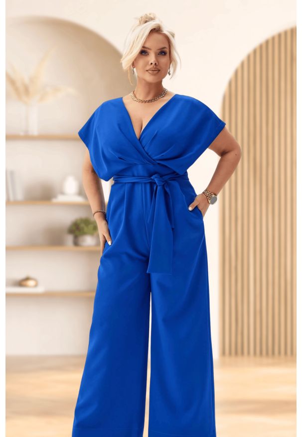 Moda Size Plus Iwanek - Elegancki szafirowy kombinezon Valentina PLUS SIZE XXL JESIEŃ. Okazja: na imprezę. Kolekcja: plus size. Kolor: niebieski. Długość: krótkie. Wzór: gładki. Stan: podwyższony. Materiał: tkanina, poliester, elastan. Sezon: jesień. Styl: elegancki