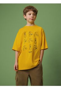 4f - 4F T-shirt loose z nadrukiem chłopięcy - żółte 158/164 (12-14 lat). Okazja: na co dzień. Kolor: żółty. Materiał: dzianina, bawełna. Wzór: nadruk. Sezon: lato. Styl: casual #2