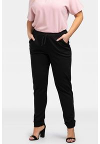 KARKO - Spodnie na gumie dzianinowe eleganckie rurki CECYLIA czarne. Okazja: do pracy, na randkę, na co dzień. Stan: podwyższony. Kolekcja: plus size. Kolor: czarny. Materiał: dzianina, guma. Długość: długie. Styl: elegancki #1
