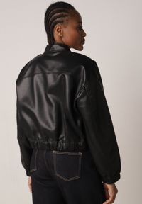 Born2be - Czarna Kurtka Bomberka z Imitacji Skóry o Krótkim Kroju Edalindra. Okazja: na randkę. Kolor: czarny. Materiał: skóra. Długość: krótkie. Wzór: kwiaty #3