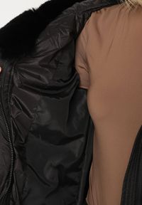 Born2be - Czarna Długa Kurtka Puchowa z Pikowanymi Przeszyciami i Kapturem z Futrem Zevea. Okazja: na co dzień, na spacer. Kolor: czarny. Materiał: puch, futro. Długość: długie. Styl: casual, elegancki #4