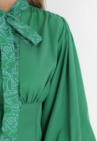 Born2be - Zielona Koszulowa Sukienka Mini z Ozdobnym Wiązaniem i Szerokimi Mankietami Jeilana. Kolor: zielony. Materiał: materiał. Typ sukienki: koszulowe. Długość: mini #2