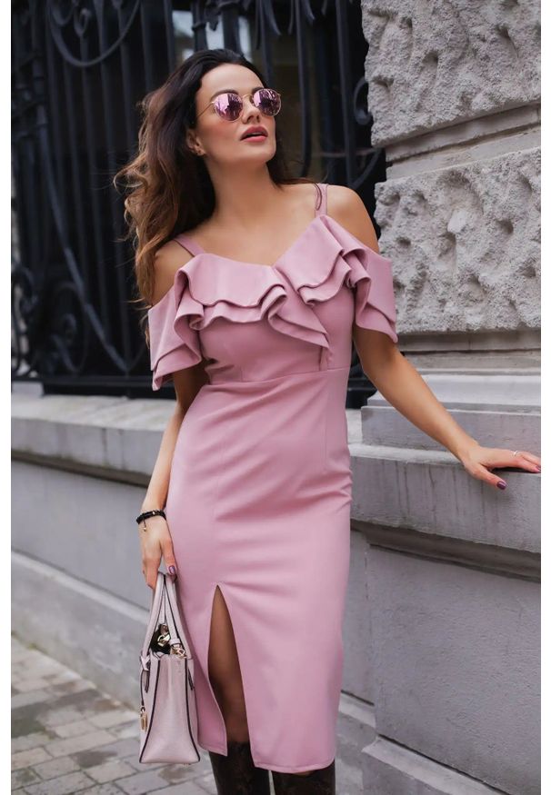 Kartes Moda - Modna Sukienka Hiszpanka - Różowa. Typ kołnierza: dekolt hiszpanka. Kolor: różowy. Materiał: poliester, elastan
