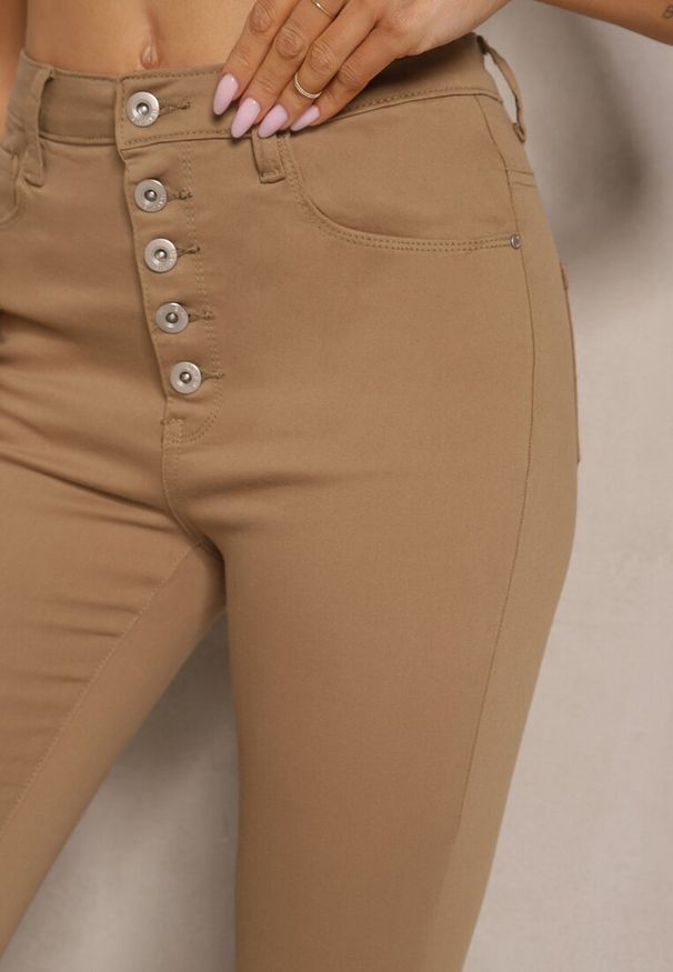 Renee - Ciemnobeżowe Spodnie Skinny Winvienne. Stan: podwyższony. Kolor: beżowy. Długość: długie. Wzór: ażurowy
