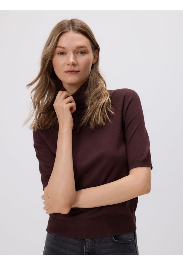 Reserved - Sweter z golfem - brązowy. Typ kołnierza: golf. Kolor: brązowy. Materiał: wiskoza, dzianina. Styl: klasyczny