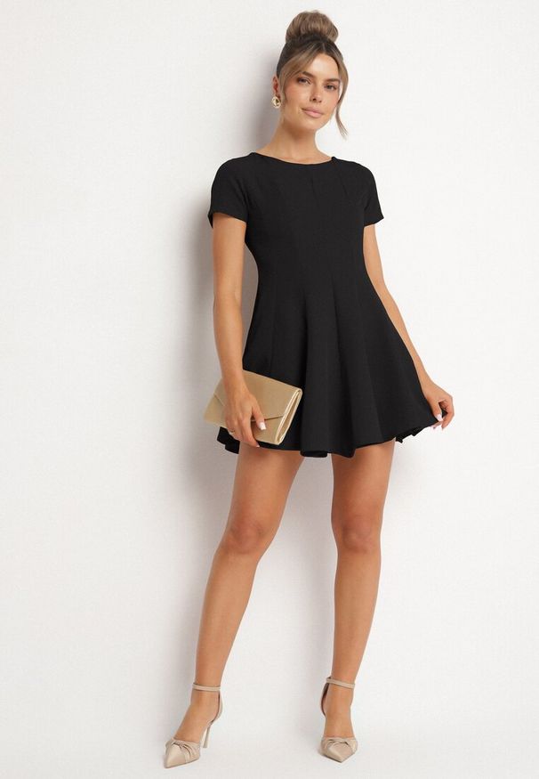 Born2be - Czarna Rozkloszowana Sukienka z Krótkim Rękawem i Ozdobnymi Przeszyciami Meporea. Okazja: na co dzień. Kolor: czarny. Długość rękawa: krótki rękaw. Styl: casual, elegancki, klasyczny