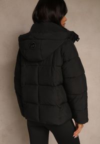 Renee - Czarna Pikowana Kurtka o Fasonie Oversize z Kapturem Galadea. Okazja: na co dzień. Typ kołnierza: kaptur. Kolor: czarny. Materiał: jeans, poliester, dzianina. Wzór: aplikacja. Sezon: zima. Styl: casual #5