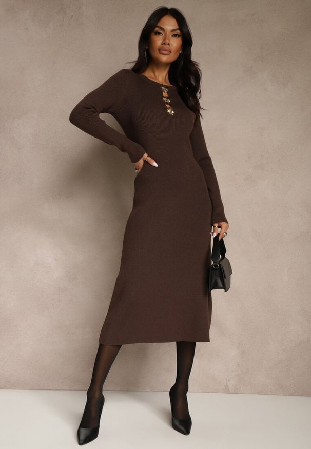 Renee - Brązowa Prążkowana Sukienka z Dzianiny z Wiskozą Zdobiona Aplikacjami Tusmeira. Okazja: na co dzień. Kolor: brązowy. Materiał: dzianina, prążkowany, wiskoza. Wzór: aplikacja. Typ sukienki: oversize. Styl: klasyczny, casual, elegancki