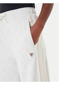 Guess Spodnie dresowe V5YB10 K0282 Écru Relaxed Fit. Materiał: syntetyk #3