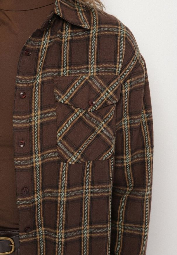 Born2be - Brązowa Koszula w Kratę z Bawełny i Wiskozy Aurellea. Typ kołnierza: kołnierzyk klasyczny. Kolor: brązowy. Materiał: bawełna, wiskoza. Długość rękawa: długi rękaw. Długość: długie. Wzór: aplikacja. Styl: klasyczny