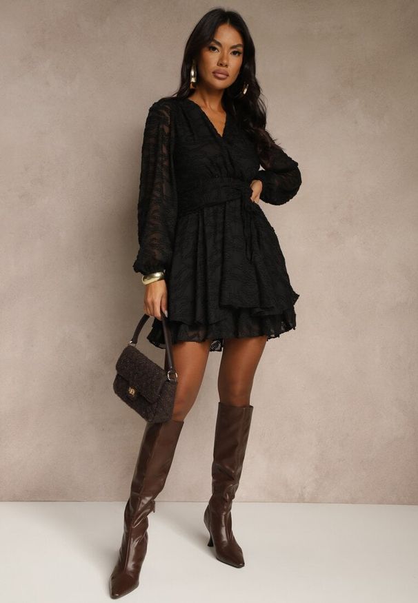 Renee - Czarna Rozkloszowana Sukienka z Siateczki z Ozdobnym Tłoczeniem Zenessalia. Kolor: czarny. Materiał: poliester, jeans. Typ sukienki: rozkloszowane. Styl: elegancki, klasyczny