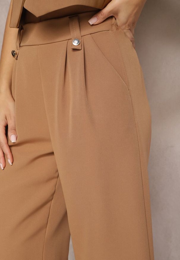 Renee - Brązowe Eleganckie Spodnie Dzwony z Ozdobnymi Patkami w Pasie Nattas. Stan: podwyższony. Kolor: brązowy. Styl: elegancki