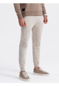 Ombre Clothing - Spodnie męskie dresowe typu jogger - jasnobeżowe V1 OM-PABS-0173 - XXL. Okazja: na co dzień. Kolor: beżowy. Materiał: dresówka. Wzór: aplikacja. Styl: casual