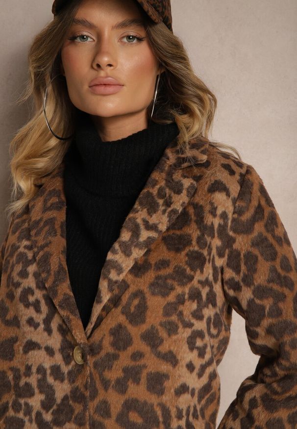 Renee - Brązowy Jednorzędowy Płaszcz z Pluszowej Tkaniny w Panterkę Penarria. Okazja: na co dzień. Kolor: brązowy. Materiał: tkanina. Długość rękawa: długi rękaw. Długość: długie. Wzór: motyw zwierzęcy. Styl: elegancki, casual