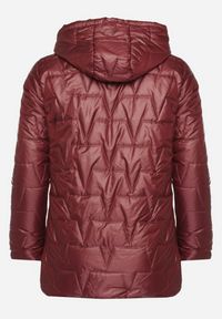 Born2be - Czerwona Pikowana Kurtka z Kapturem w Klasycznym Stylu Mallissa. Okazja: na spacer. Typ kołnierza: kaptur. Kolekcja: plus size. Kolor: czerwony. Materiał: jeans. Wzór: aplikacja. Styl: klasyczny #7