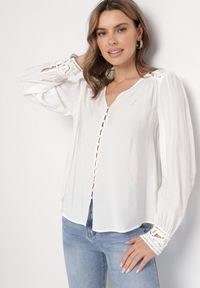 Born2be - Biała Koszula z Ażurowymi Wstawkami Nanlira. Okazja: na co dzień. Kolor: biały. Materiał: jeans. Wzór: ażurowy. Styl: casual #3