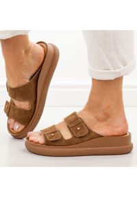 Camelowe skórzane klapki damskie Vinceza 66916. Okazja: na co dzień. Materiał: zamsz, skóra. Sezon: lato, wiosna. Obcas: na platformie. Styl: wakacyjny, casual #1
