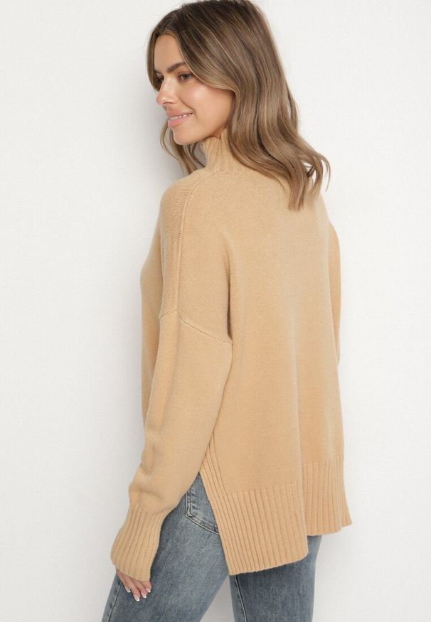 Born2be - Beżowy Gładki Golf w Klasycznym Stylu Ralenatia. Okazja: na co dzień. Typ kołnierza: golf. Kolor: beżowy. Materiał: jeans, skóra. Długość rękawa: długi rękaw. Długość: długie. Wzór: gładki. Styl: klasyczny