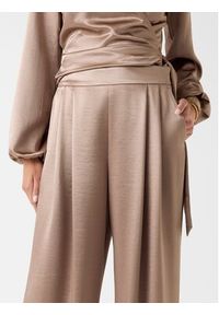 Guess Spodnie materiałowe 180020 Beżowy Slim Fit. Kolor: beżowy. Materiał: materiał #3