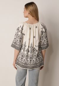 Born2be - Biało-Czarna Bluzka z Wiskozy z Kwiatowym Wzorem Wiązaniem i Frędzlami Hawnalue. Okazja: do pracy, na co dzień, na spacer. Kolor: biały. Materiał: wiskoza. Wzór: kwiaty. Styl: boho, elegancki, casual #3