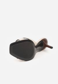 Renee - Beżowe Klapki na Szpilce z Wycięciami po Bokach Amaliliphis. Okazja: na co dzień. Kolor: beżowy. Materiał: jeans. Obcas: na szpilce. Styl: casual, elegancki #3