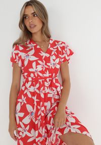 Born2be - Czerwona Sukienka Marrie. Kolor: czerwony. Materiał: materiał. Długość rękawa: krótki rękaw. Wzór: kwiaty. Sezon: lato. Typ sukienki: kopertowe. Długość: maxi #2