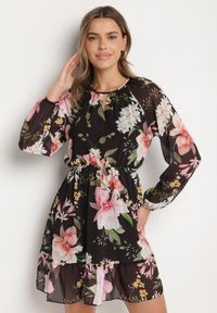 Born2be - Czarna Sukienka o Rozkloszowanym Kroju w Kwiaty Zeramera. Okazja: na co dzień. Kolor: czarny. Materiał: wiskoza. Długość rękawa: długi rękaw. Wzór: kwiaty. Typ sukienki: rozkloszowane. Styl: casual #5