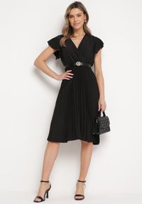 Born2be - Czarna Rozkloszowana Sukienka Midi z Kopertową Górą i Plisowanym Dołem Alissu. Kolor: czarny. Typ sukienki: kopertowe. Styl: klasyczny, elegancki. Długość: midi #7