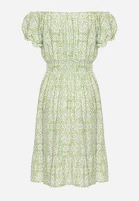 Born2be - Jasnozielona Wiskozowa Sukienka Hiszpanka z Gumką w Talii z Materiałowym Paskiem i Falbanką Tiamanthea. Okazja: na co dzień. Typ kołnierza: dekolt hiszpanka. Kolor: zielony. Materiał: materiał, wiskoza. Typ sukienki: proste. Styl: casual #2