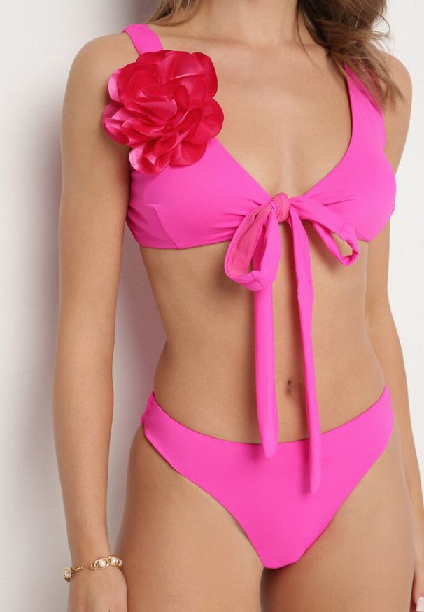 Born2be - Różowe Bikini Biustonosz z Odpinanym Kwiatem 3D Majtki Typu Figi i Siateczkowe Pareo Folane. Kolor: różowy. Wzór: kwiaty