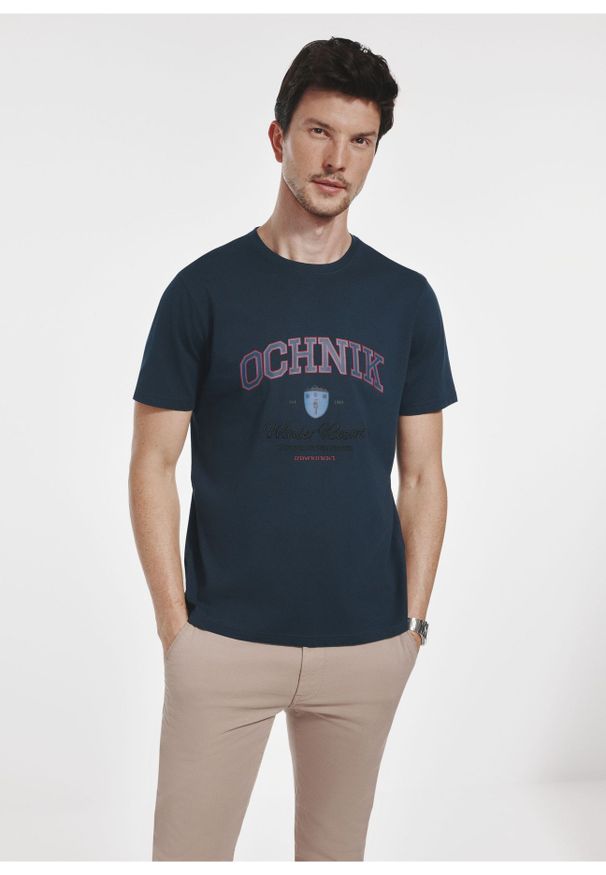 Ochnik - Granatowy t-shirt męski z nadrukiem. Kolor: niebieski. Materiał: bawełna. Wzór: nadruk. Styl: elegancki