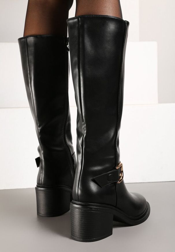 Renee - Czarne Kozaki na Słupku z Ozdobną Klamrą i Paskiem Miavirae. Okazja: do pracy, na spotkanie biznesowe. Zapięcie: klamry. Kolor: czarny. Materiał: wełna, dzianina. Wzór: kolorowy. Obcas: na słupku. Styl: biznesowy