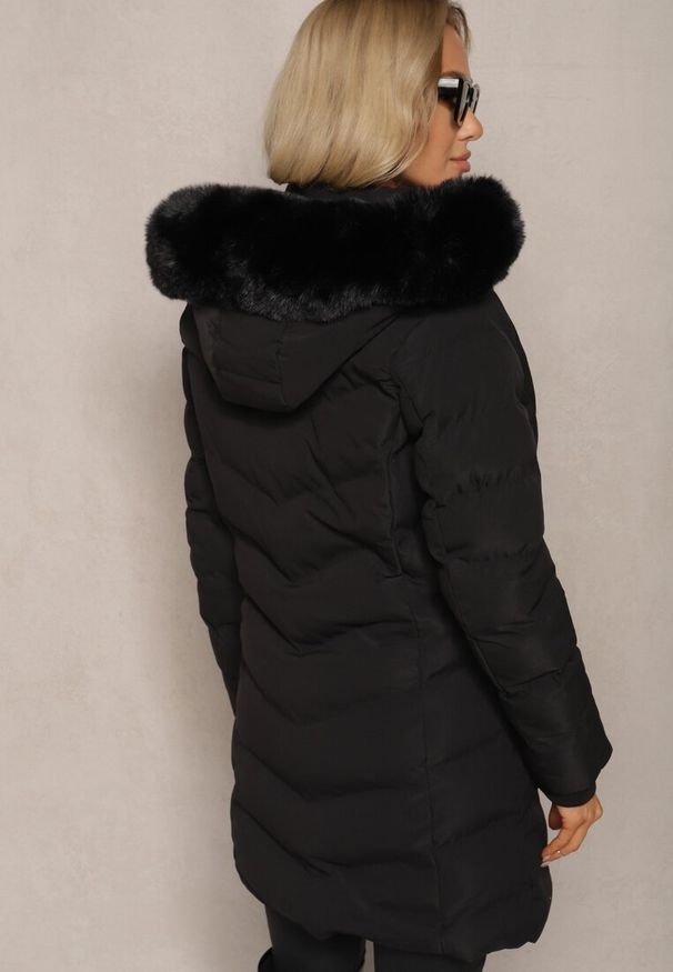 Renee - Czarna Kurtka z Ozdobnym Pikowaniem z Odpinanym Kapturem i Futerkiem Taidra. Okazja: na co dzień, na spacer. Kolor: czarny. Materiał: futro. Styl: elegancki, casual