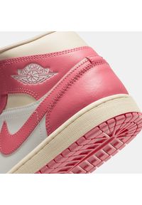 Nike Air Jordan 1 Mid "Pink Salt" Sneakersy damskie. Okazja: na uczelnię. Kolor: różowy. Materiał: guma, syntetyk, skóra. Szerokość cholewki: normalna. Model: Nike Air Jordan #3