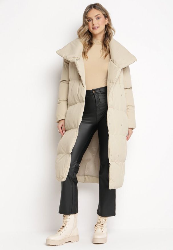 Born2be - Beżowa Kurtka Płaszcz Zapinana na Napy Ukryte pod Plisą z Kieszeniami i Paskiem Ritallas. Typ kołnierza: kołnierzyk stójkowy. Kolor: beżowy. Materiał: materiał. Długość: długie. Sezon: zima