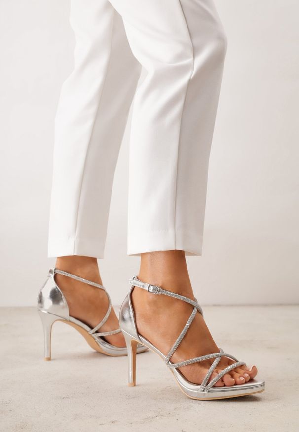 Born2be - Srebrne Sandały na Szpilce VICES Ozdobione Cyrkoniami Orinia. Zapięcie: pasek. Kolor: srebrny. Wzór: aplikacja. Obcas: na szpilce. Styl: elegancki