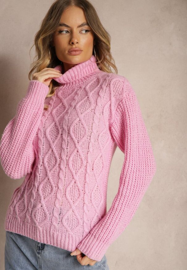 Renee - Różowy Golf z Wełną ze Ściągaczem i Ozdobnym Splotem Miarenn. Okazja: na co dzień. Typ kołnierza: golf. Kolor: różowy. Materiał: wełna. Długość rękawa: długi rękaw. Długość: długie. Wzór: ze splotem. Styl: klasyczny, casual