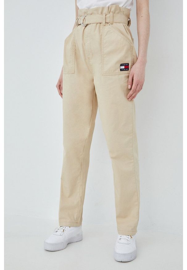 Tommy Jeans spodnie bawełniane DW0DW12156.PPYY damskie kolor beżowy proste high waist. Okazja: na co dzień. Stan: podwyższony. Kolor: beżowy. Materiał: bawełna. Styl: casual