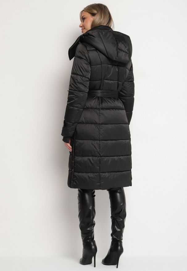 Born2be - Czarna Kurtka Pikowana o Długim Fasonie z Paskiem w Talii Delathiel. Okazja: na co dzień. Kolor: czarny. Materiał: jeans. Długość: długie. Styl: klasyczny, casual, elegancki