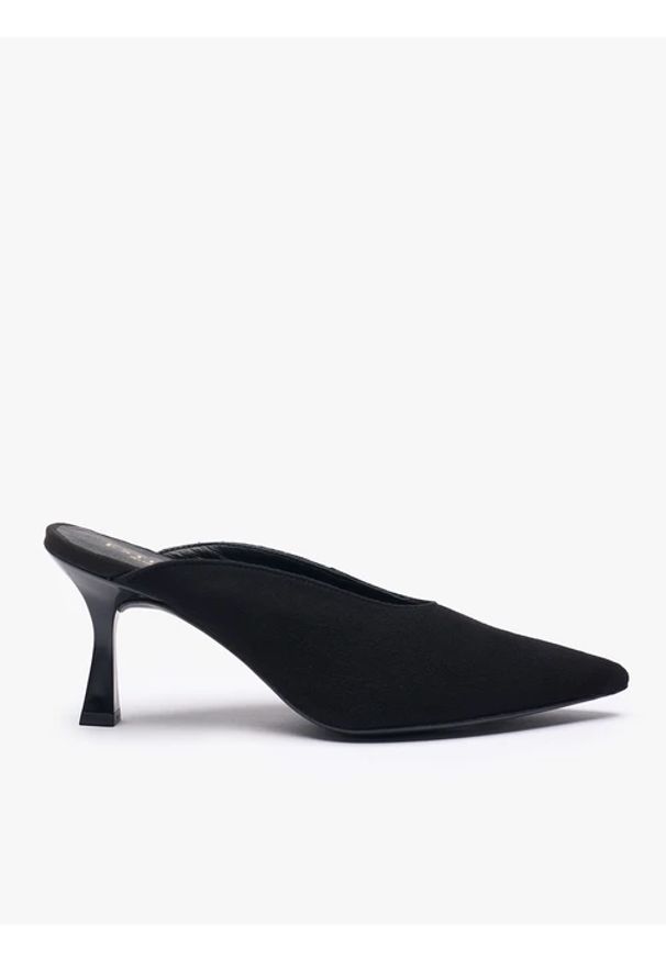 Ryłko - Czarne welurowe klapki na obcasie flare. Okazja: na co dzień. Kolor: czarny. Materiał: skóra, welur. Obcas: na obcasie. Styl: casual, street, wizytowy. Wysokość obcasa: średni