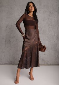 Renee - Brązowa Satynowa Spódnica Ozdobiona Rozcięciem na Nogę i Koronką Saviraet. Kolor: brązowy. Materiał: satyna, koronka. Wzór: aplikacja, koronka. Styl: elegancki #6
