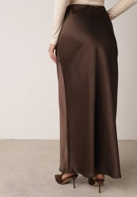 Born2be - Brązowa Satynowa Spódnica Maxi Shapas. Stan: podwyższony. Kolor: brązowy. Materiał: satyna #6