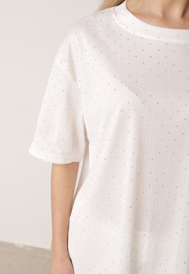 Born2be - Biały Komplet Oversize z Cyrkoniami T-shirt i Spodnie Arnatea. Kolor: biały. Wzór: aplikacja