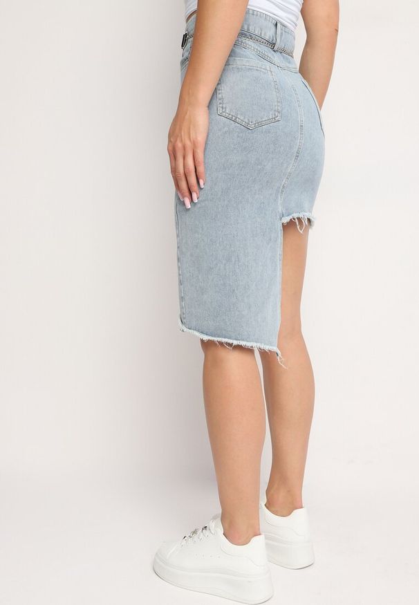 Born2be - Jasnoniebieska Jeansowa Asymetryczna Spódnica z Wysokim Stanem z Bawełny z Paskiem i Łańcuszkiem Vimorinne. Stan: podwyższony. Kolor: niebieski. Materiał: jeans, bawełna. Sezon: lato