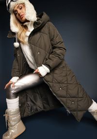 Renee - Ciemnozielona Pikowana Kurtka Płaszcz za Kolano z Kapturem Kinassan. Typ kołnierza: kaptur. Kolor: zielony. Wzór: geometria #1