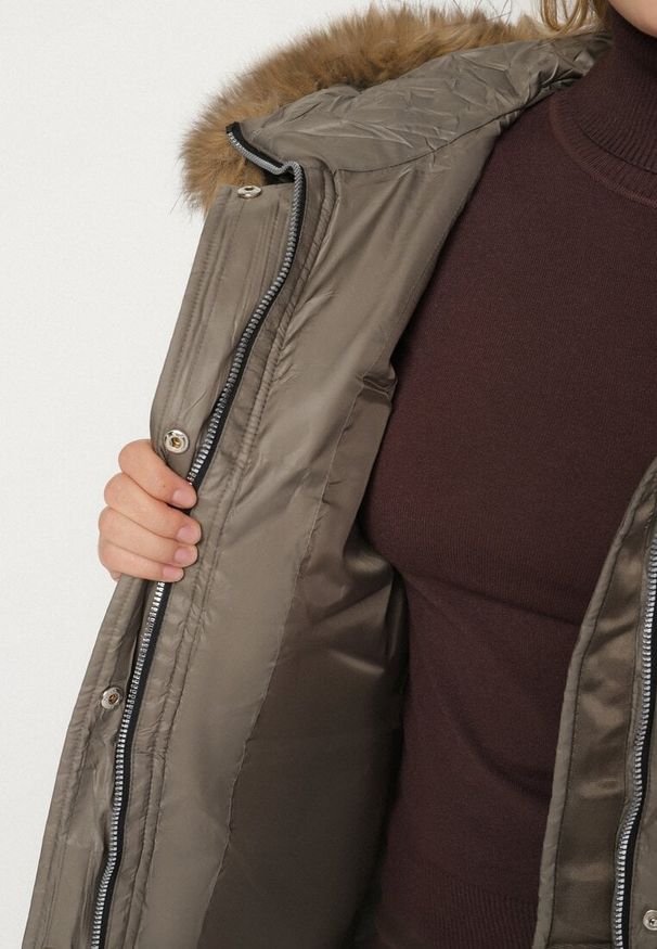 Born2be - Ciemnozielona Kurtka z Pikowanymi Przeszyciami i Kapturem z Futerkiem Anavite. Okazja: na spacer, na co dzień. Kolekcja: plus size. Kolor: zielony. Materiał: futro. Styl: casual