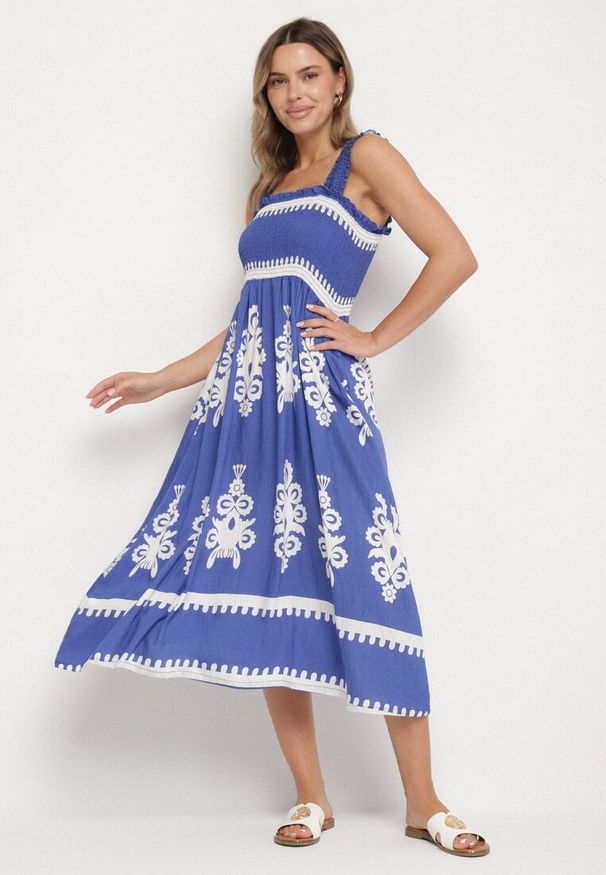 Born2be - Niebieska Wiskozowa Sukienka o Rozkloszowanym Kroju w Ornamentny Wzór Adoxie. Okazja: na spacer, na co dzień. Kolor: niebieski. Materiał: wiskoza. Długość rękawa: na ramiączkach. Typ sukienki: rozkloszowane, proste. Styl: casual, klasyczny