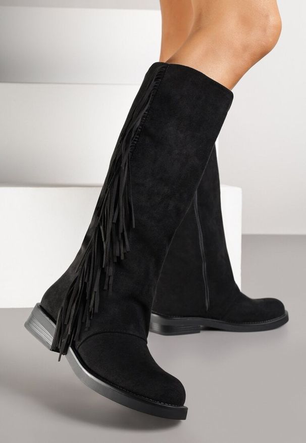 Born2be - Czarne Kozaki w Stylu Boho z Imitacji Zamszu z Frędzlami Vemirina. Okazja: na co dzień. Kolor: czarny. Materiał: zamsz. Obcas: na płaskiej podeszwie. Styl: boho